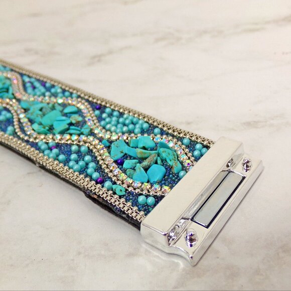 Turquoise stone wide bracelet with rhinestones, stone chips and chain edge - Picture 6 of 9